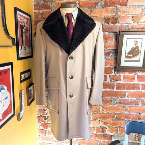1970s Men's Dress Coat Vintage Beige Textured Polyester Winter Overcoat with Faux Fur Pile Collar by JCPenney Towncraft - Size 42R (LARGE)
