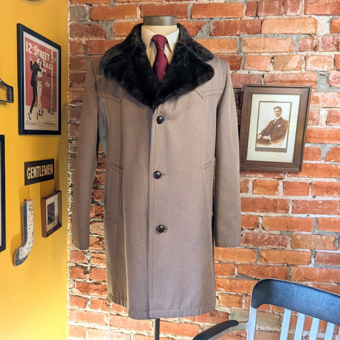 1970s Men's Western Dress Coat Vintage Brown Textured Polyester Winter Coat / Overcoat Faux Fur Pile Collar by Campus - Size 44 L (LARGE)