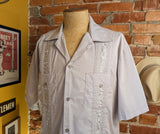 1990s Vintage Men's Light Gray Guayabera Mexican Beach Wedding Shirt – Size XL