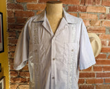 1990s Vintage Men's Light Gray Guayabera Mexican Beach Wedding Shirt – Size XL