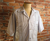 1990s Vintage Men's Light Gray Guayabera Mexican Beach Wedding Shirt – Size XL